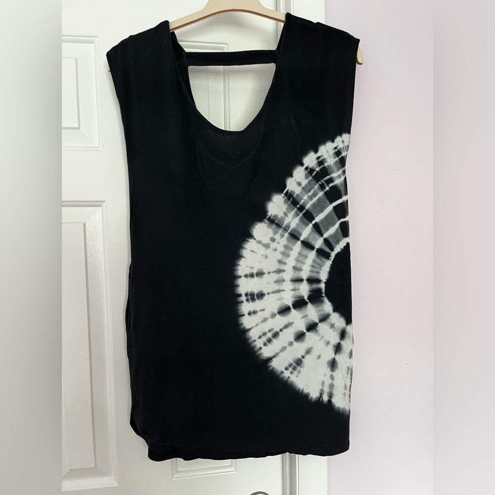 Beach break cover up
Black and white with side pockets